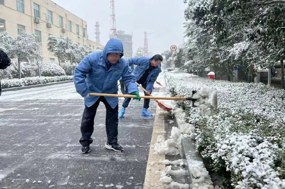 華魯 | ?以雪為令！聞雪而動！公司各單位積極組織清掃積雪